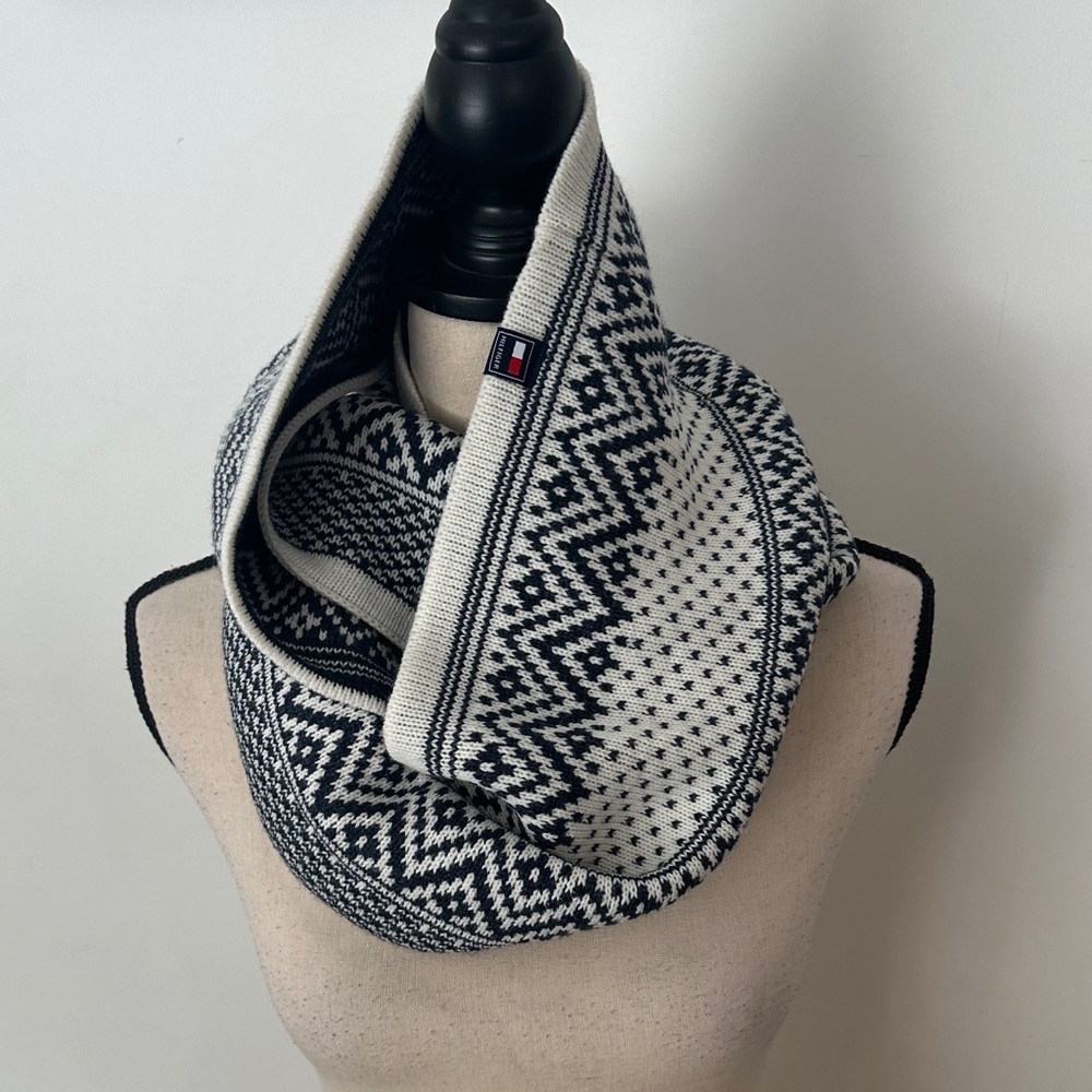Tommy Hilfiger Monochrome Patterned Infinity Knit Scarf One Size Unisex